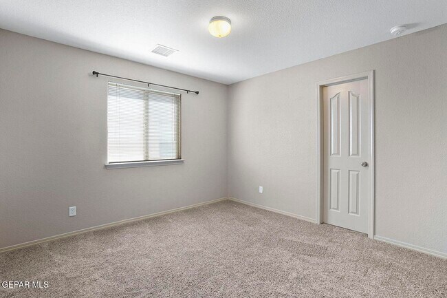 Building Photo - 5028 Silver Ranch Ave