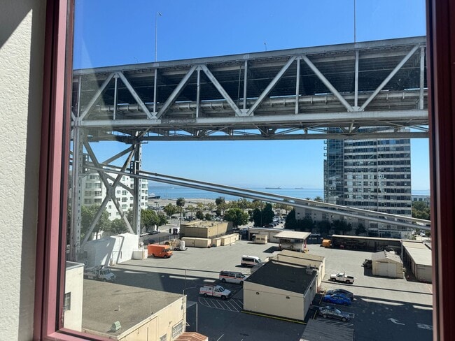 Building Photo - Newly Remodeled 1 Bed, 1 Bath Condo with O...