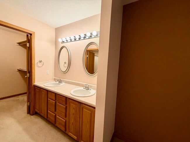 Building Photo - 404 E Windwood Ln