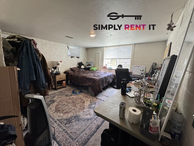 Building Photo - Short-Term, 4 Bed, Avail Now! Through July 2026 Only