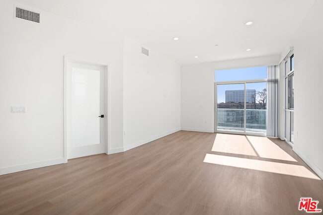 Building Photo - 164 Chestnut St