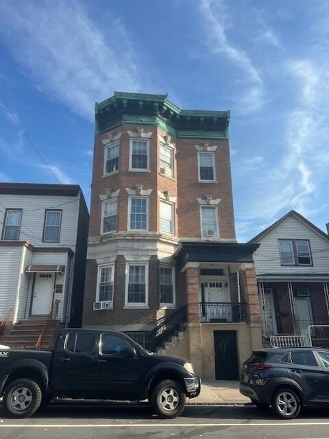Building Photo - 192 Griffith St