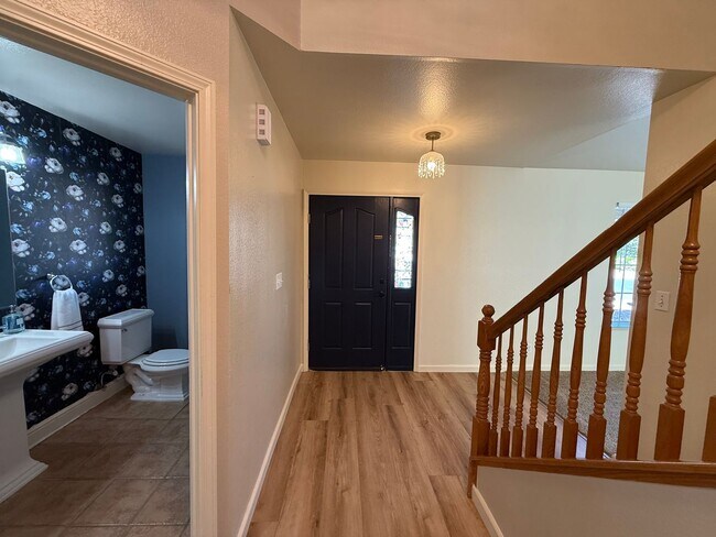 Building Photo - Nicely updated 4-bedroom in Oakdale!