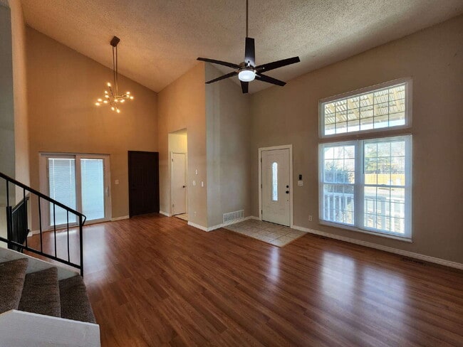 Building Photo - Beautiful 3 Bedroom Home In Great Neighborhood!