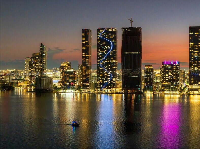 Building Photo - 700 NE 24th St