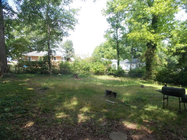 Building Photo - 215 Hillside Cir