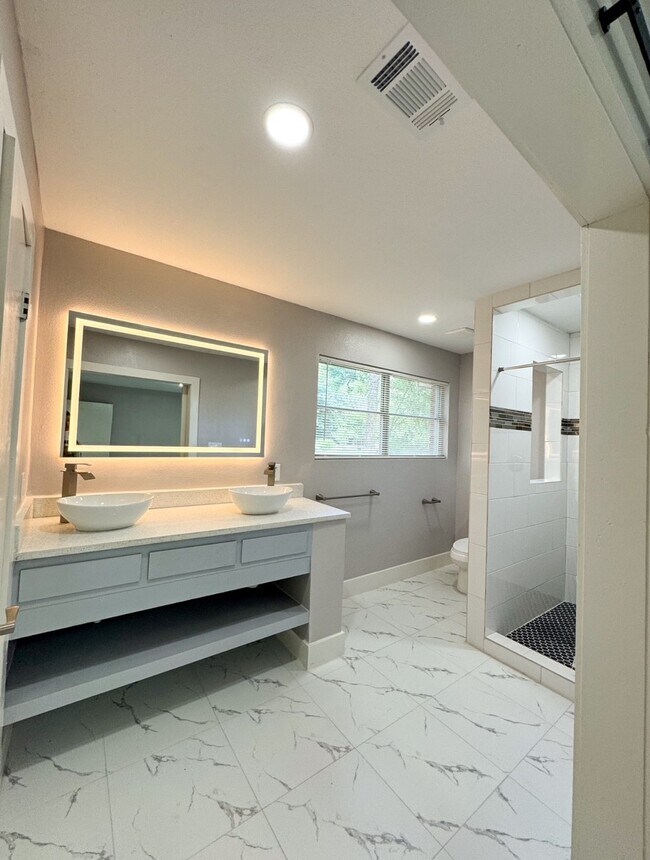 Building Photo - 17903 Wild Oak Dr