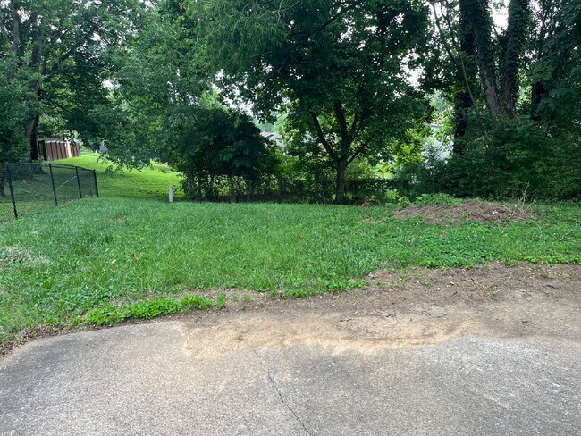 Building Photo - "Charming 3-Bedroom Retreat in Nashville – Spacious 1,149 Sq Ft with 1.5 Baths!"