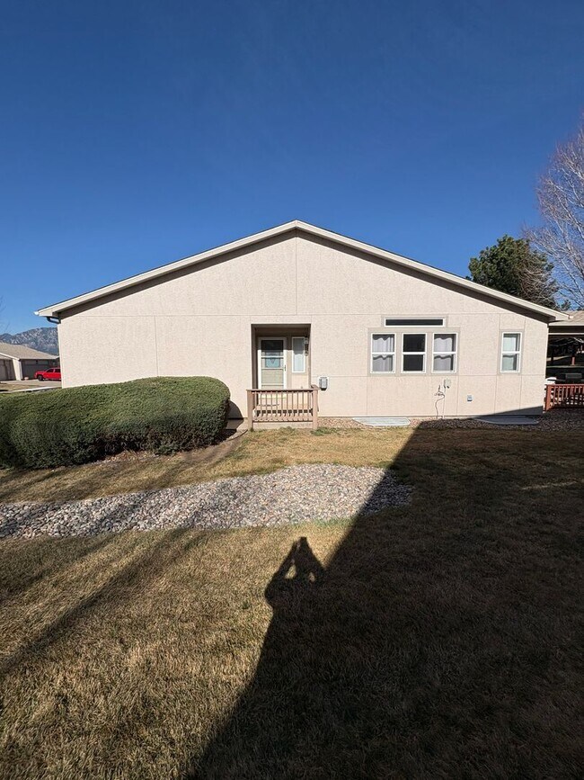 Building Photo - 4 Bedroom 3.5 Bath in Widefield