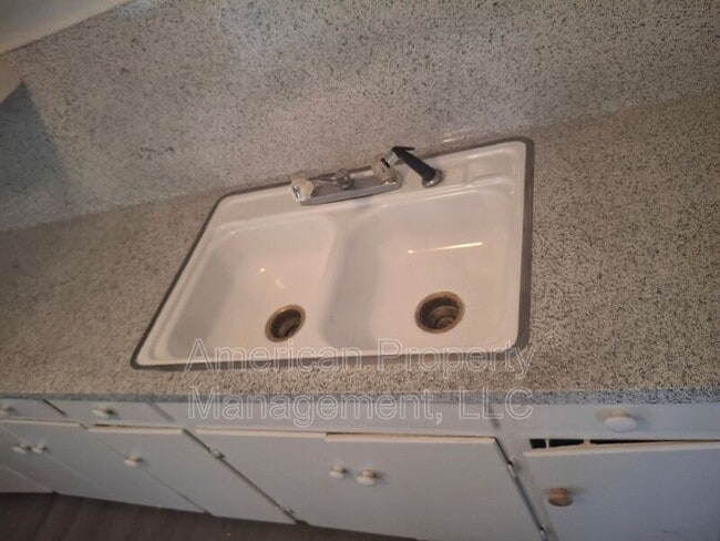 Building Photo - 2730 N Main St