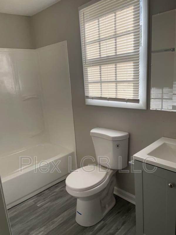 Building Photo - 110 Oak Ln