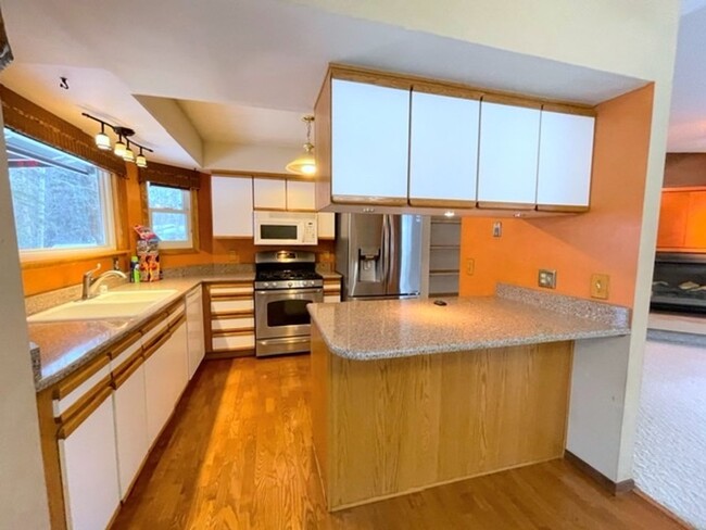 Building Photo - East Anchorage Four Bedroom Home with Bonu...
