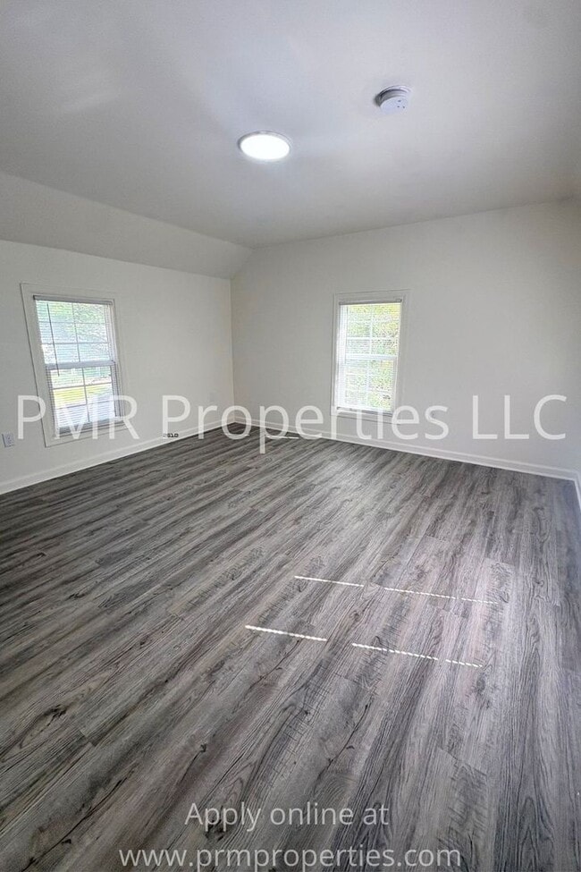 Building Photo - 3 Bedrooms / 1 Bathroom House