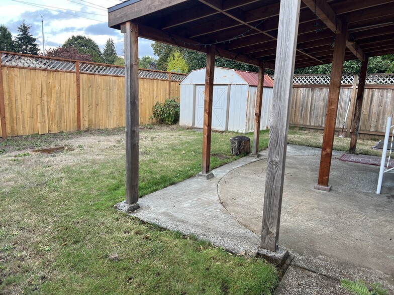 Backyard with Covered patio - 6920 N Macrum Ave