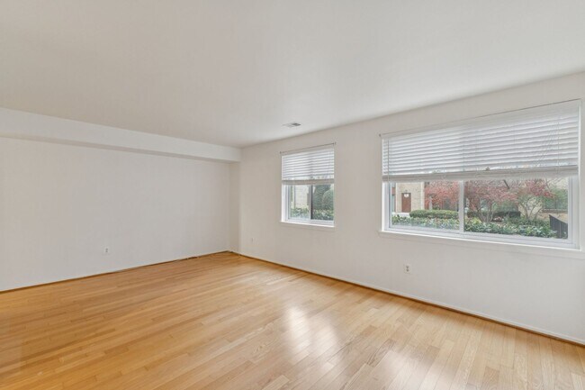 Building Photo - SPACIOUS Bright UNIT.