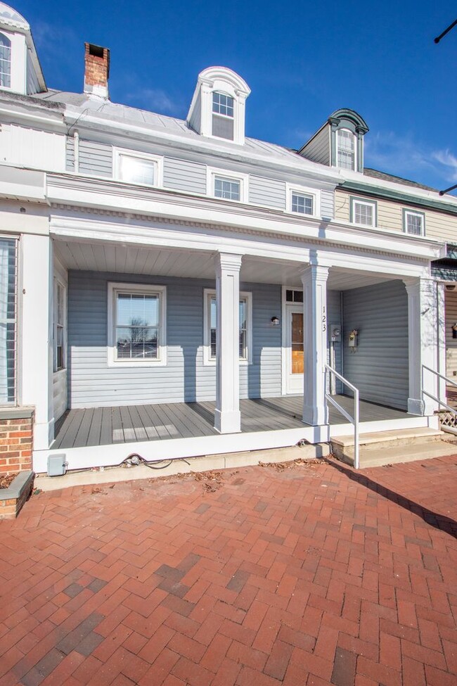 Building Photo - Wonderful Updated TownHouse in the Heart of Middletown - On Main St