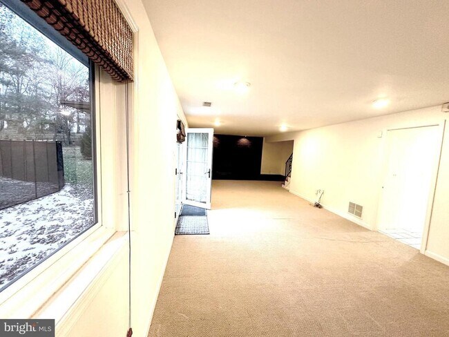 Building Photo - 5 Charen Ct