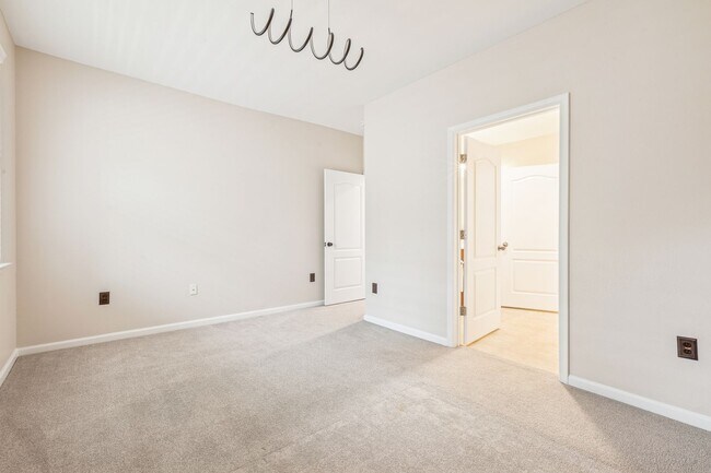 Building Photo - Riverside  Condo-RARE-Ready Now