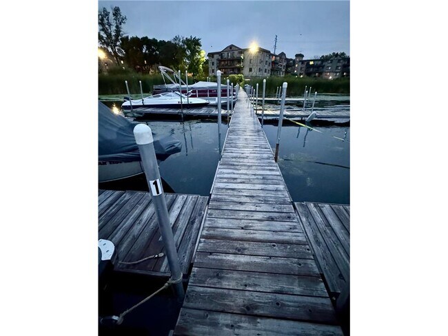 Building Photo - 1304 W Medicine Lake Dr