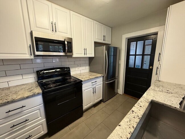 Building Photo - 3 Bedrooms | 2 Bathrooms | Rosewood Area