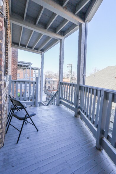 Building Photo - 1348 W Foster Ave
