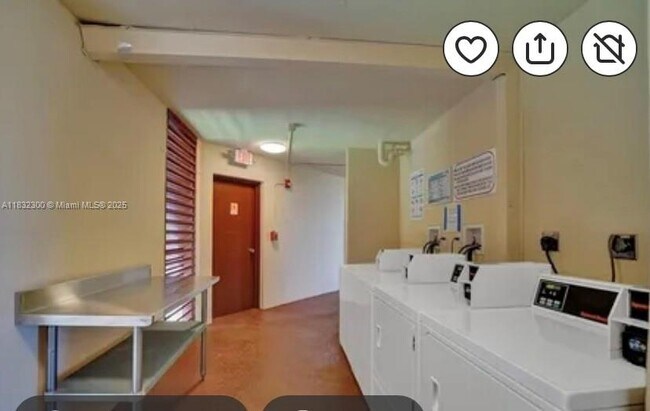 Building Photo - 3101 N Country Club Dr