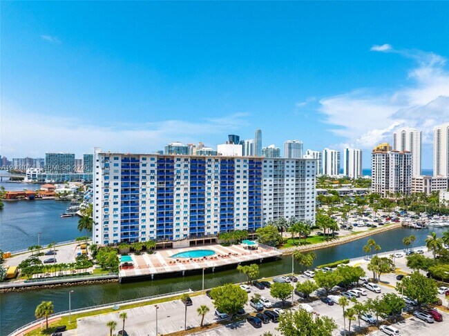 Building Photo - 400 Kings Point Dr