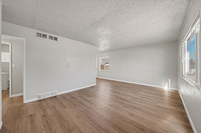 Building Photo - *2 Bedroom Detached Garage, Large Lot Updated and Clean**