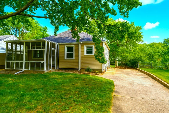 Primary Photo - 1741 N Riley Ave