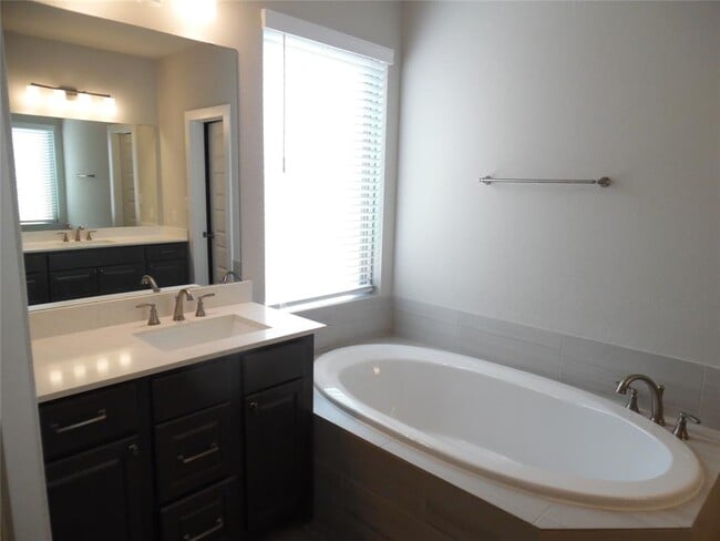 Building Photo - 225 Eagle Ford Dr