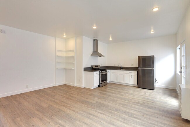 Building Photo - 722 S Manhattan Pl
