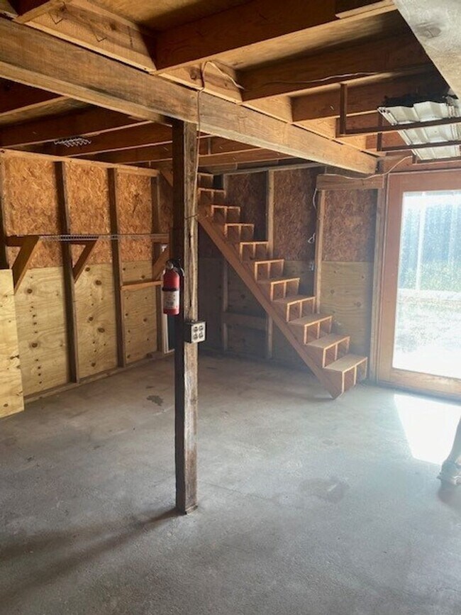 Building Photo - Lovely 3 Bedroom Rambler