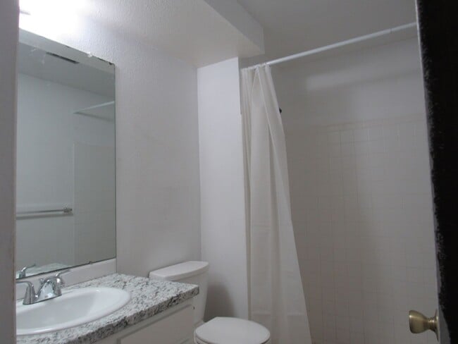 Building Photo - Remodeled Huge 4 Bedroom Townhome
