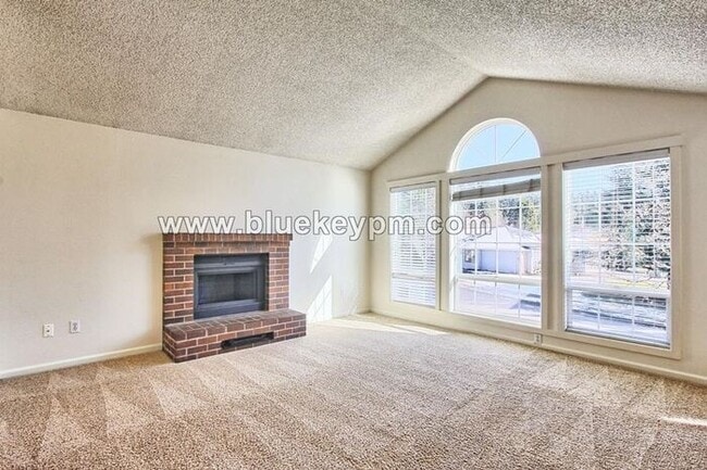 Building Photo - 3 Bed, 2.5 Baths Home with Family Room and Office in Mt. Vista