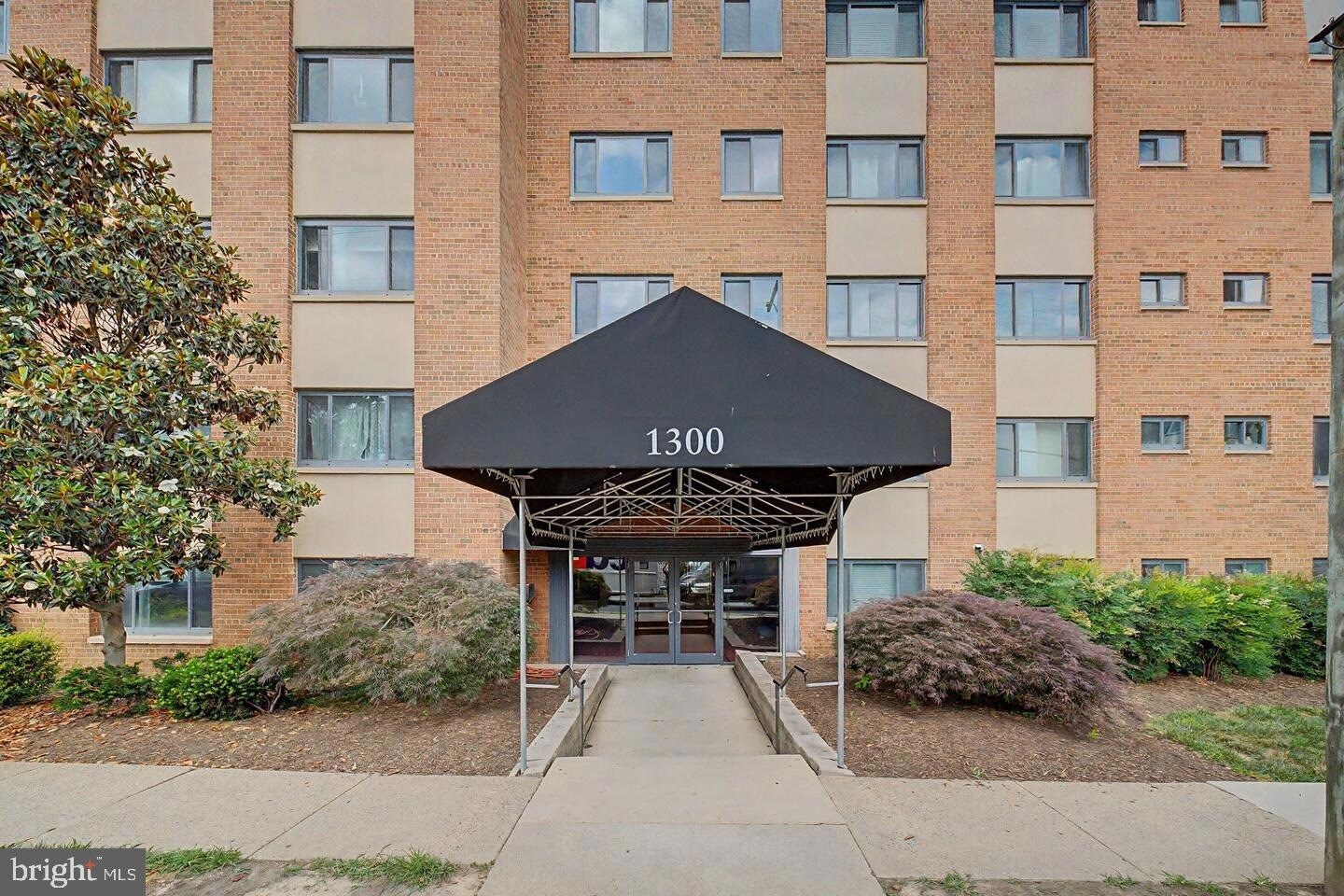 Building Photo - 1300 S Arlington Ridge Rd
