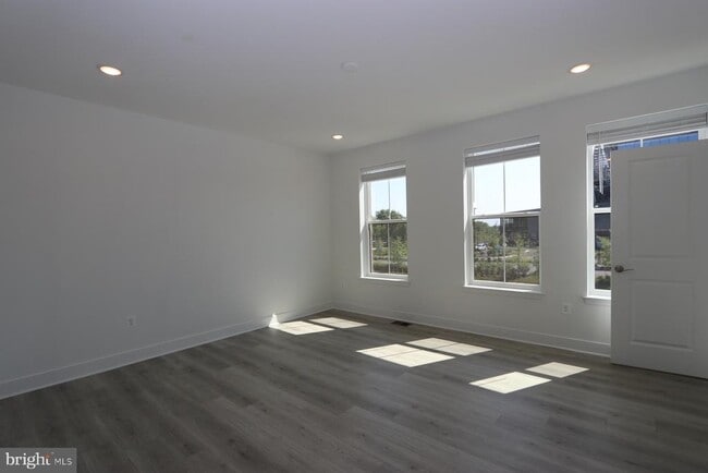 Building Photo - 2512 W Peninsula Dr