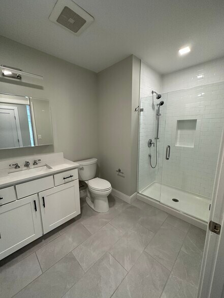 Building Photo - 206 Old Colony Ave