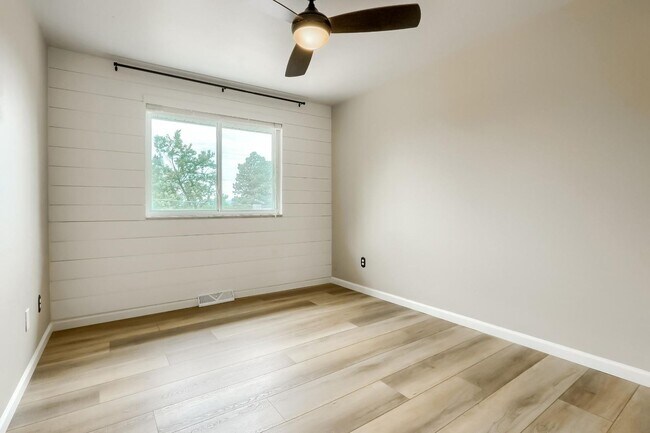 Building Photo - 4 BED 3 BATH HOUSE NEAR CREAK PARK!!!