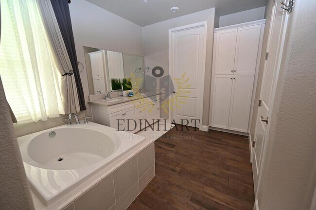 Building Photo - 1439 E Via Albero Dr