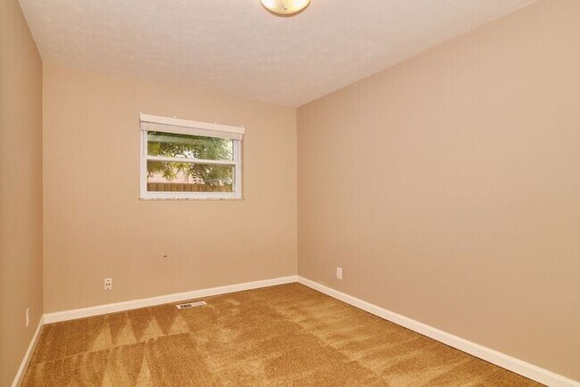 Building Photo - Cozy 2 Bedroom Duplex Home