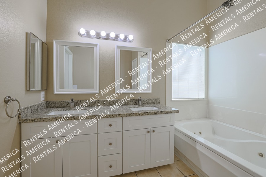 Building Photo - 6164 E Grandview St