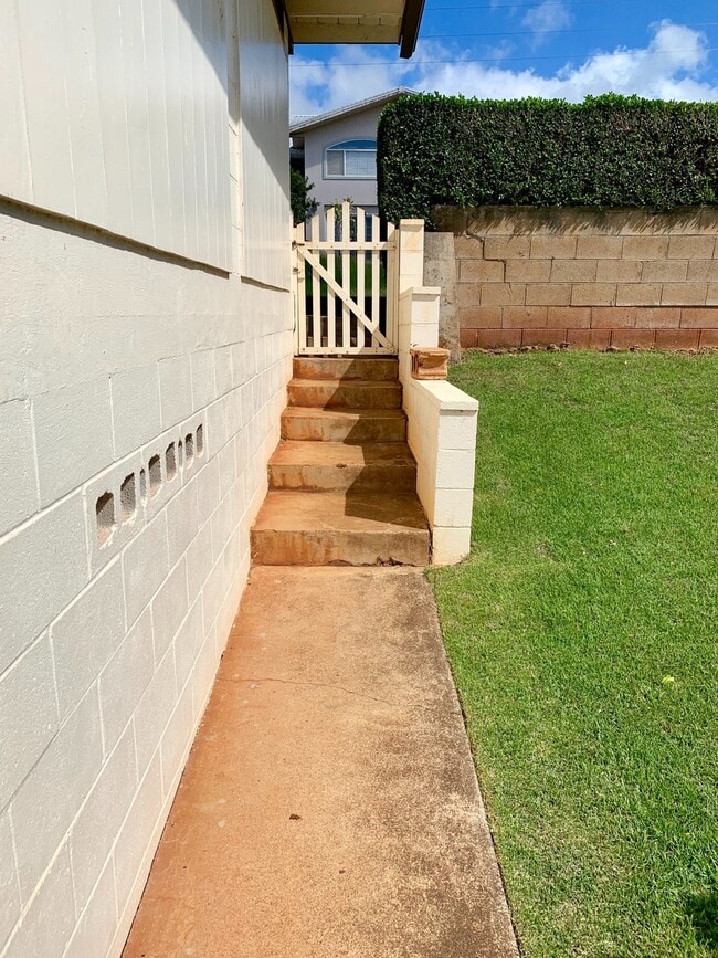 Building Photo - Charming Singe Family Home 3/1/2 with Spacious & Fenced Yard