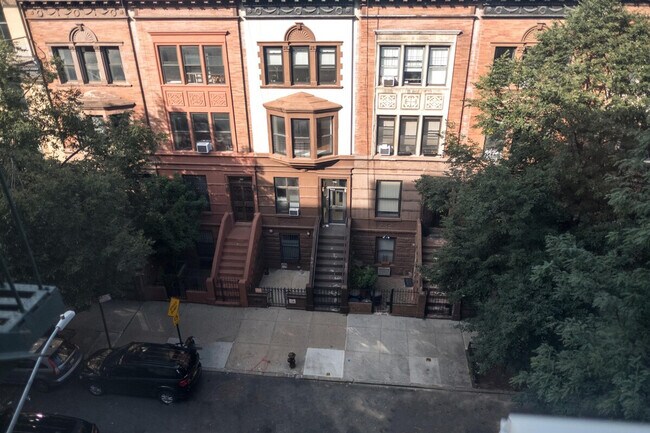 Building Photo - 230 W 113th St