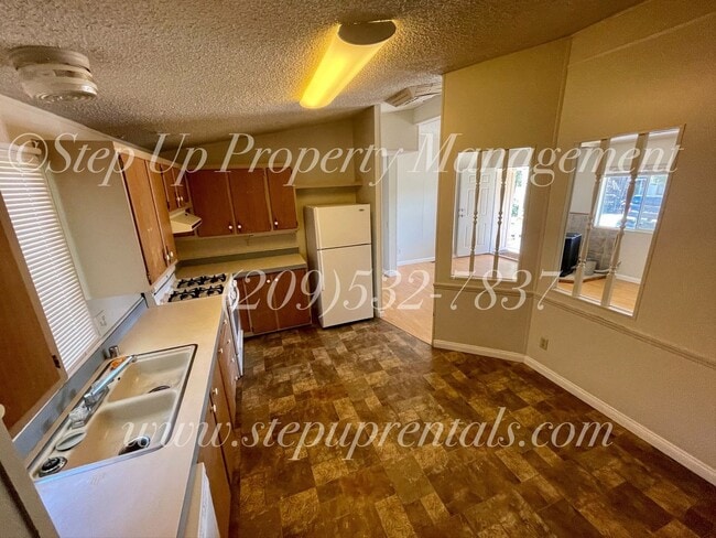 Building Photo - 2 Bedroom 2 Bath Manufactured Home With Wa...