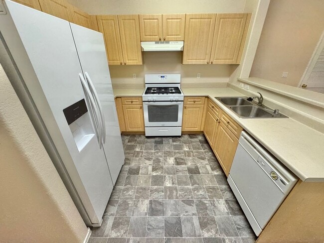 Building Photo - ***SUPER SPRING SPECIAL!!!  -$500 OFF FIRST MONTHS RENT IF MOVED IN 2 WEEKS!!*** COMFORTABLE 2-BE...