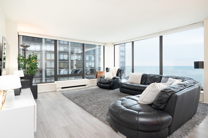 Living Room - 5445 N Sheridan Rd