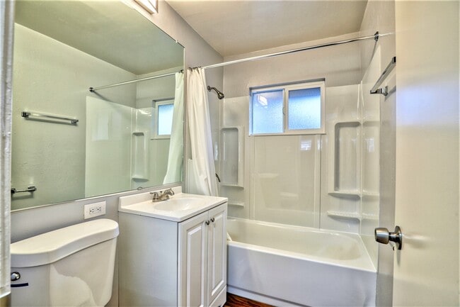 Building Photo - 1590 Oregon St