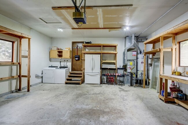 Building Photo - Spacious 3 Bedroom 2 Bath in desirable neighborhood