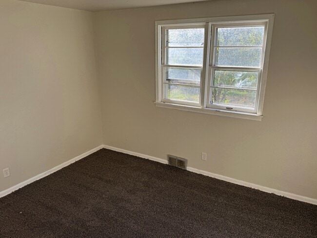 Building Photo - 530 Simon Ave W