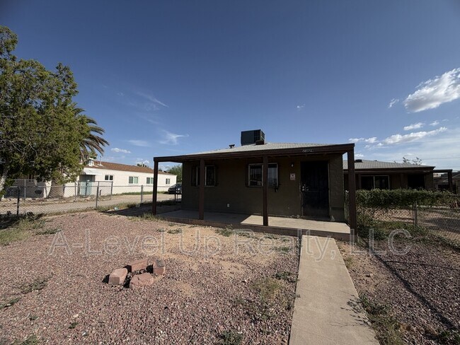 Building Photo - 2304 E Monterey Vista
